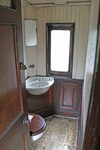 GWR coach 249 - The lavatory.